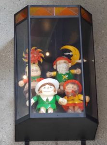 フェスタ開催を微笑む人形たち