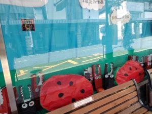 人形劇フェスタに向けて盛り上がる市内ウィンドウ